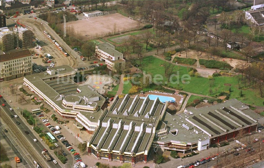 Friedrichshain aus der Vogelperspektive: 19.04.1994 SEZ Berlin Friedrichshain