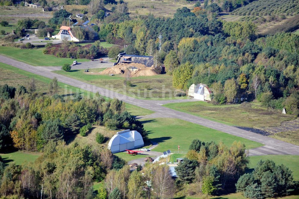 Luftaufnahme Werneuchen - Shelter / Hangar am Flugplatz Werneuchen