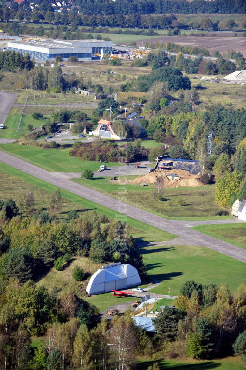 Werneuchen von oben - Shelter / Hangar am Flugplatz Werneuchen