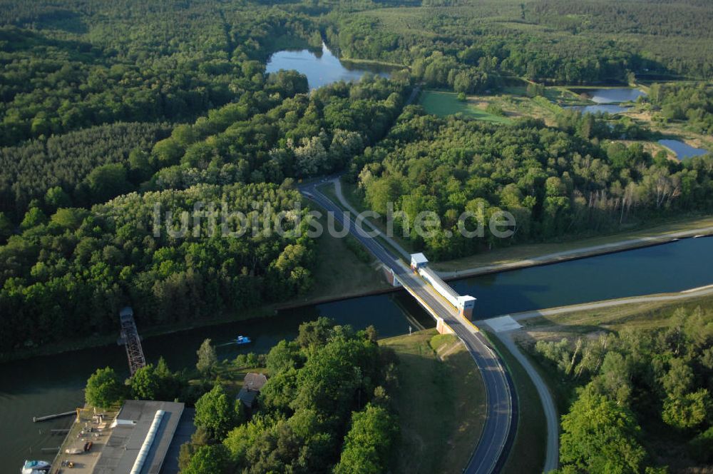 Marienwerder von oben - Sicherheitstor und die Straßenbrücke Pechteich bei Marienwerder - BB