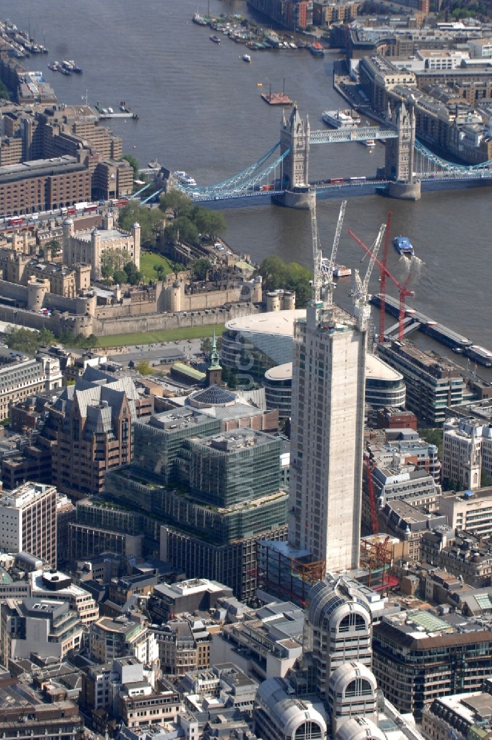 Luftaufnahme London - Sicht auf den seit 2009 stattfindenden Neubau des Hochhauses 20 Fenchurch Street in London