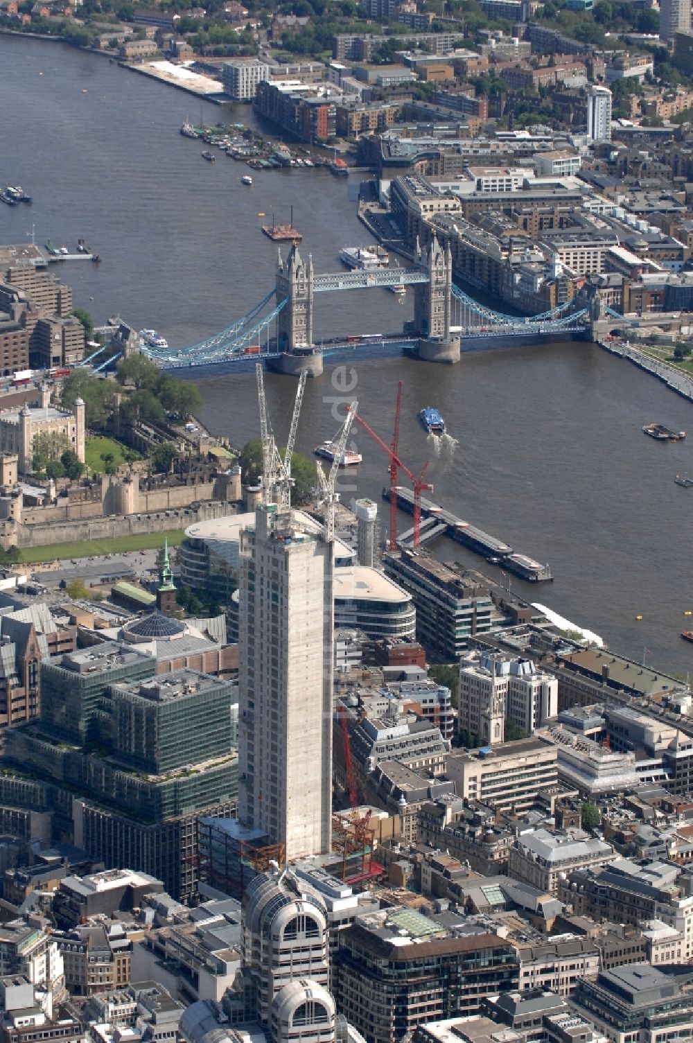 London von oben - Sicht auf den seit 2009 stattfindenden Neubau des Hochhauses 20 Fenchurch Street in London