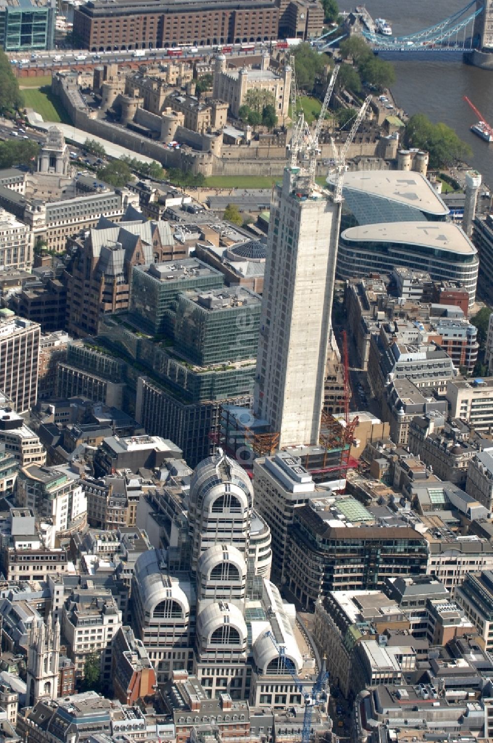 London aus der Vogelperspektive: Sicht auf den seit 2009 stattfindenden Neubau des Hochhauses 20 Fenchurch Street in London