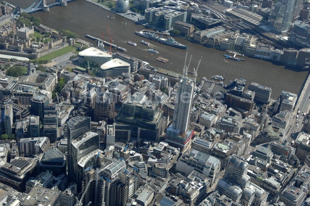 London aus der Vogelperspektive: Sicht auf den seit 2009 stattfindenden Neubau des Hochhauses 20 Fenchurch Street in London