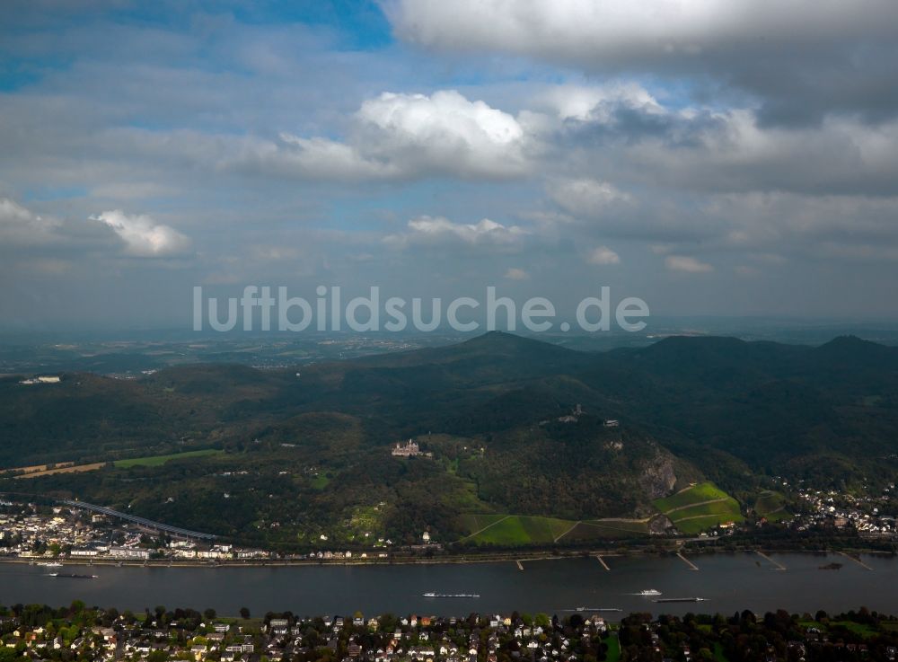 Königswinter aus der Vogelperspektive: Siebengebirge und Schloss Drachenburg in Königswinter im Bundesland Nordrhein-Westfalen