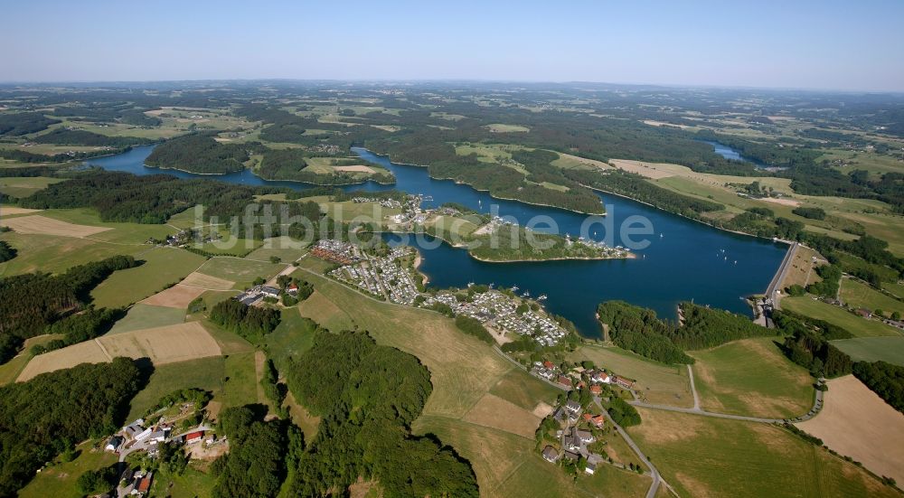 Luftaufnahme Hückeswagen - Siedlungen am Ufer der Wupper an entlang der Bevertalsperre im Oberbergischen Kreis bei Hückeswagen im Bundesland Nordrhein-Westfalen