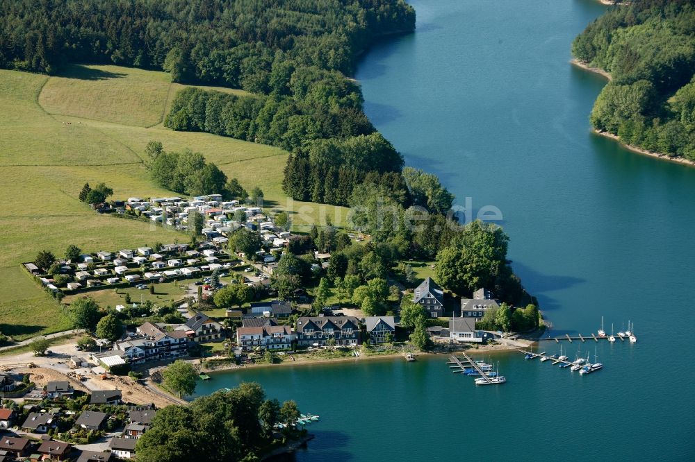 Hückeswagen von oben - Siedlungen am Ufer der Wupper an entlang der Bevertalsperre im Oberbergischen Kreis bei Hückeswagen im Bundesland Nordrhein-Westfalen