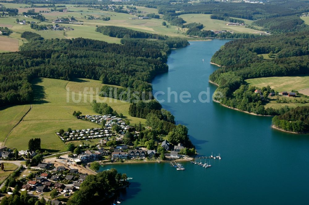 Hückeswagen aus der Vogelperspektive: Siedlungen am Ufer der Wupper an entlang der Bevertalsperre im Oberbergischen Kreis bei Hückeswagen im Bundesland Nordrhein-Westfalen