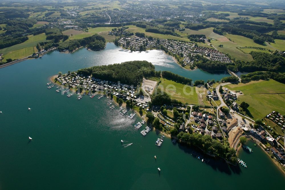 Luftaufnahme Hückeswagen - Siedlungen am Ufer der Wupper an entlang der Bevertalsperre im Oberbergischen Kreis bei Hückeswagen im Bundesland Nordrhein-Westfalen