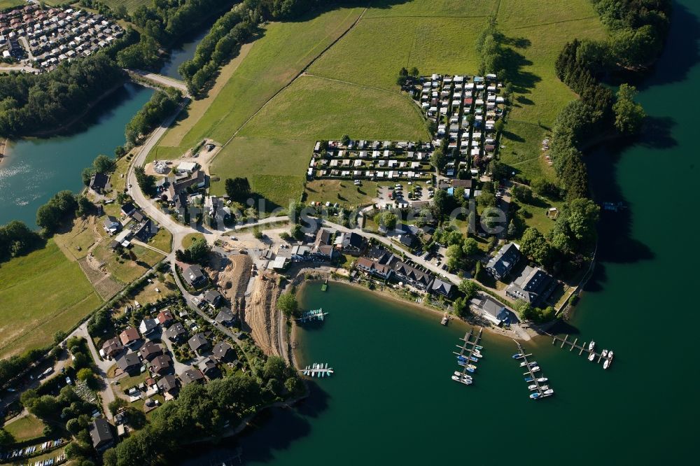 Hückeswagen von oben - Siedlungen am Ufer der Wupper an entlang der Bevertalsperre im Oberbergischen Kreis bei Hückeswagen im Bundesland Nordrhein-Westfalen