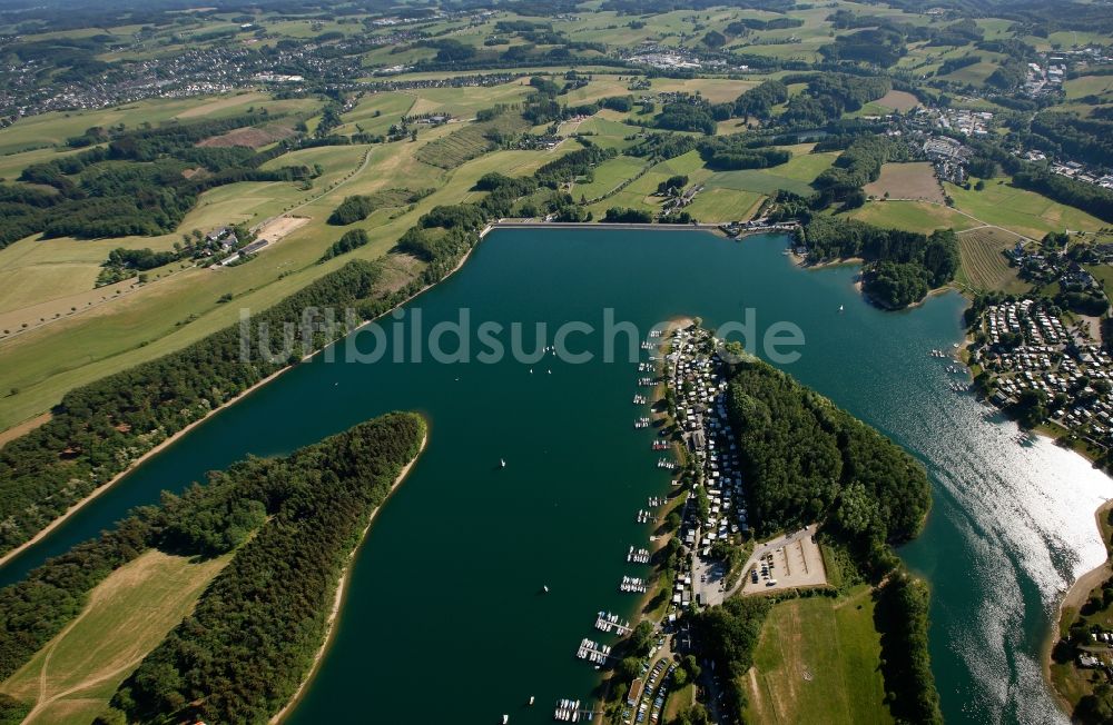 Hückeswagen aus der Vogelperspektive: Siedlungen am Ufer der Wupper an entlang der Bevertalsperre im Oberbergischen Kreis bei Hückeswagen im Bundesland Nordrhein-Westfalen