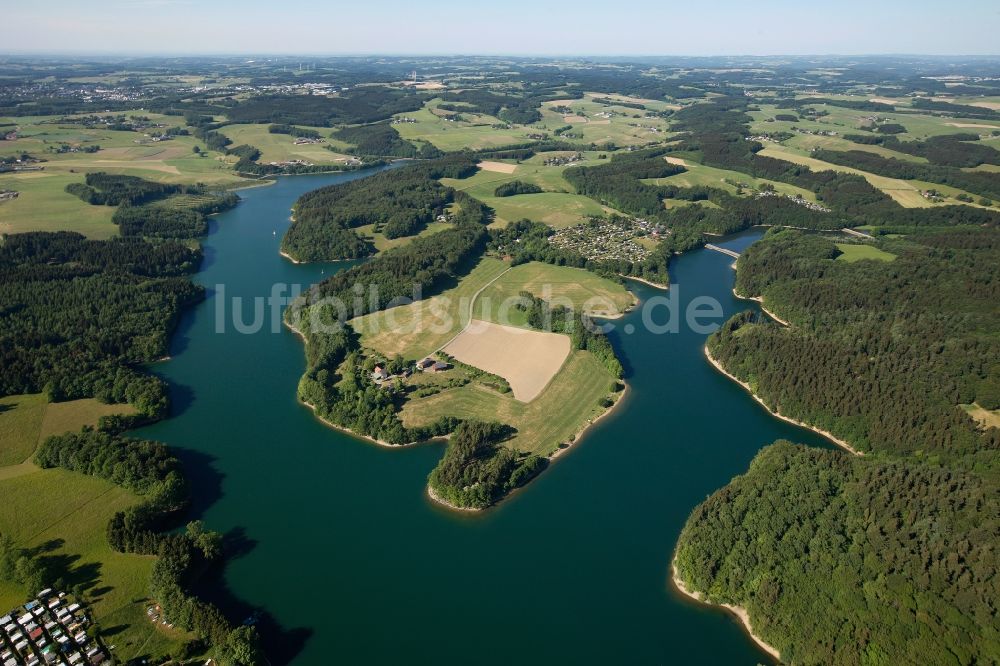 Luftbild Hückeswagen - Siedlungen am Ufer der Wupper an entlang der Bevertalsperre im Oberbergischen Kreis bei Hückeswagen im Bundesland Nordrhein-Westfalen