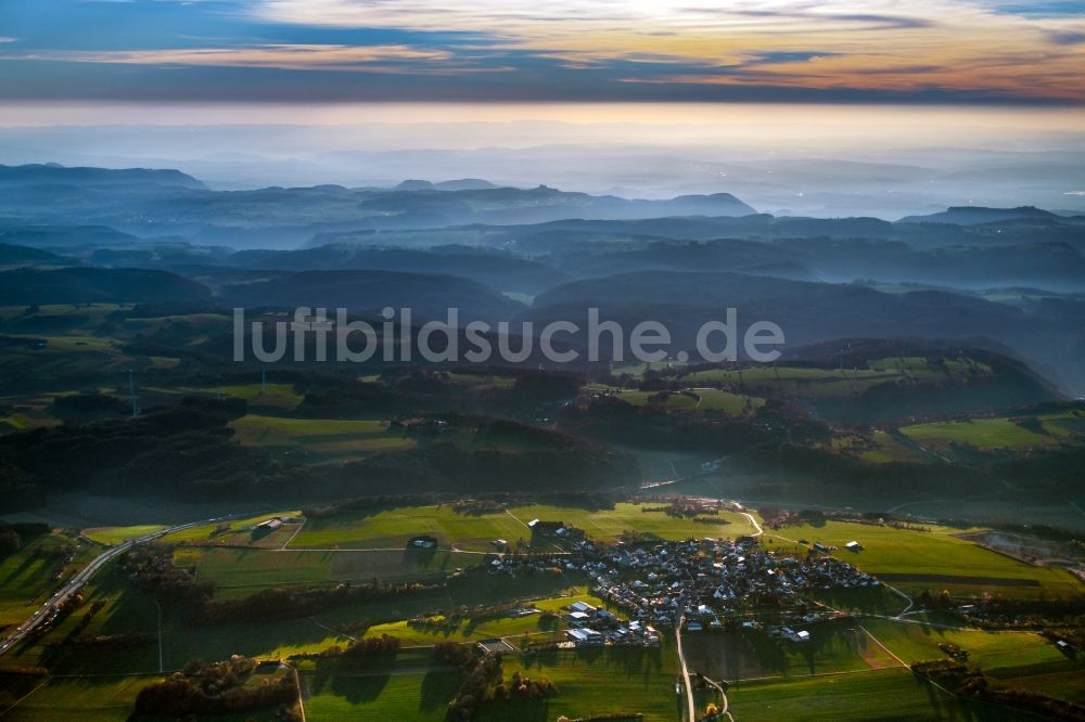 Oberkochen aus der Vogelperspektive: Siedlungsgebiet in Abenddämmerung in Oberkochen im Bundesland Baden-Württemberg, Deutschland