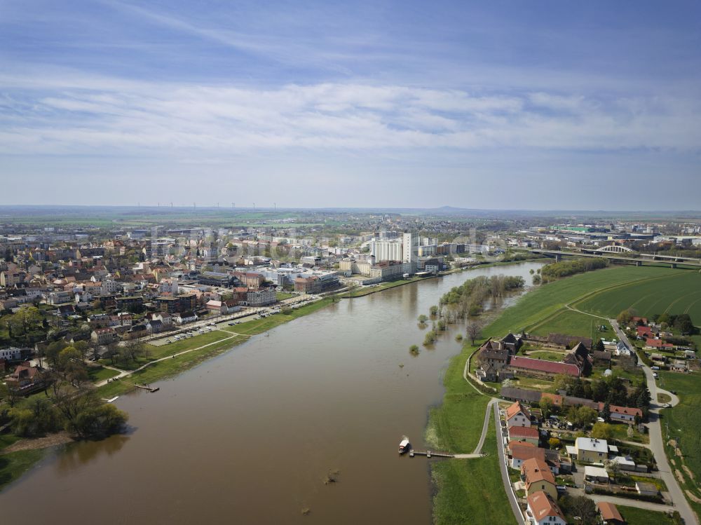 Riesa aus der Vogelperspektive: Siedlungsgebiet an der Elbe in Riesa im Bundesland Sachsen, Deutschland