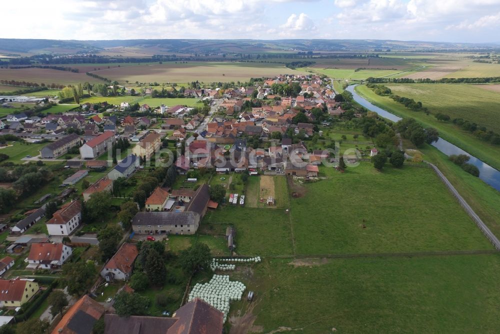 Kaiserpfalz aus der Vogelperspektive: Siedlungsgebiet im Ortsteil Memleben in Kaiserpfalz im Bundesland Sachsen-Anhalt, Deutschland