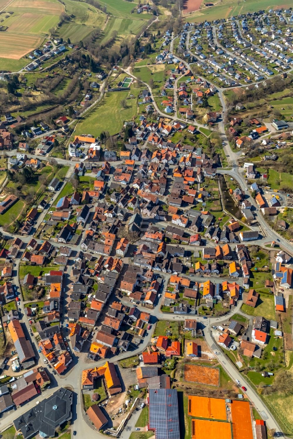 Bad Arolsen aus der Vogelperspektive: Siedlungsgebiet im Ortsteil Mengeringhausen in Bad Arolsen im Bundesland Hessen, Deutschland