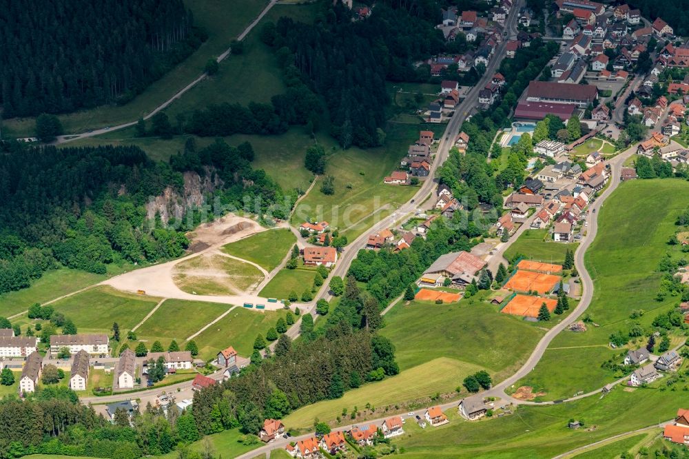 Baiersbronn aus der Vogelperspektive: Siedlungsgebiet und Parkplatz Austellungsgelände Aue in Baiersbronn im Bundesland Baden-Württemberg, Deutschland