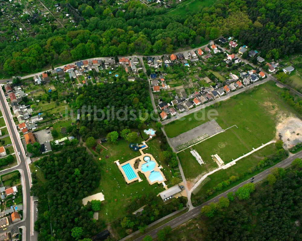 Dessau aus der Vogelperspektive: Siedlungsgebiet am Siedlerweg mit Schwimmbad in Rosslau Elbe im Bundesland Sachsen-Anhalt, Deutschland