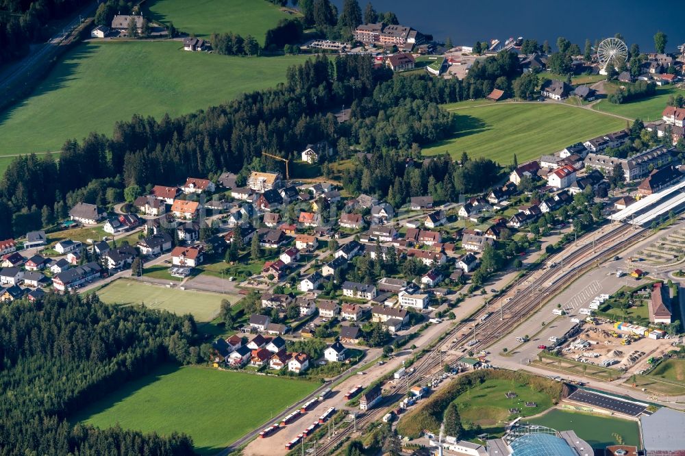 Titisee-Neustadt aus der Vogelperspektive: Siedlungsgebiet in Titisee-Neustadt im Bundesland Baden-Württemberg, Deutschland