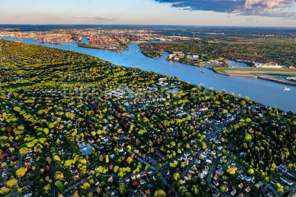 Hamburg aus der Vogelperspektive: Siedlungsgebiet am Ufer der Elbe im Ortsteil Blankenese in Hamburg, Deutschland