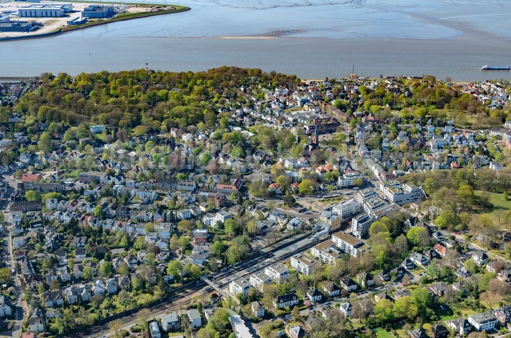 Hamburg aus der Vogelperspektive: Siedlungsgebiet am Ufer der Elbe im Ortsteil Blankenese in Hamburg, Deutschland