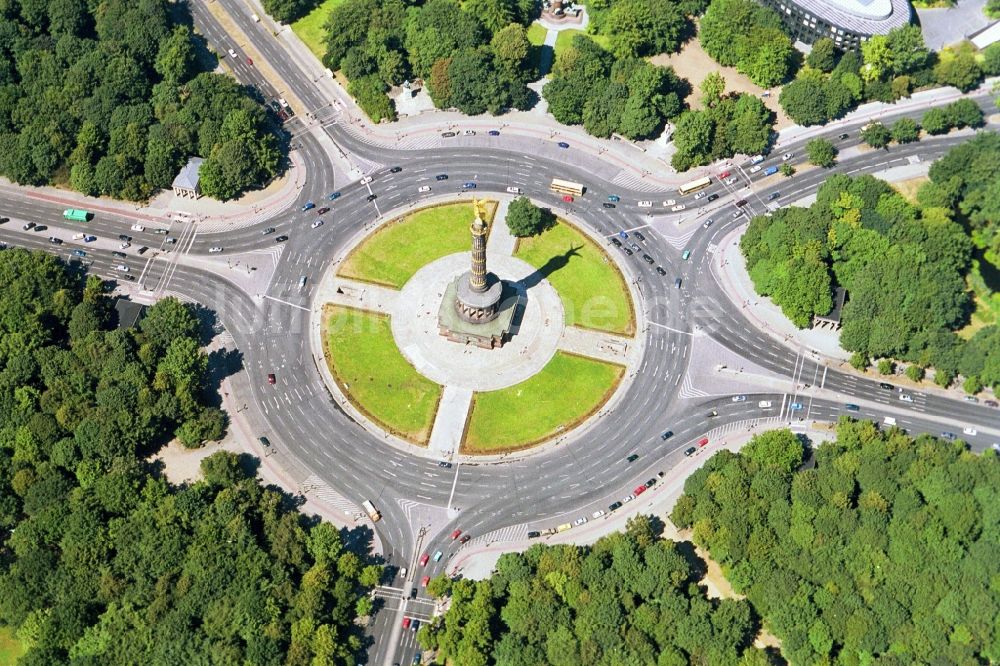 Berlin aus der Vogelperspektive: Siegessäule mit Blick auf den Kreisverkehr an der Straße des 17. Juni in Berlin