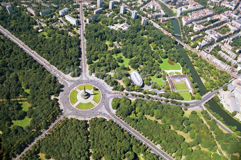 Luftbild Berlin - Siegessäule mit Blick auf den Kreisverkehr an der Straße des 17. Juni in Berlin