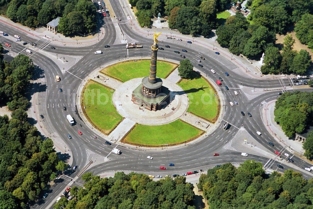 Luftaufnahme Berlin - Siegessäule mit Blick auf den Kreisverkehr an der Straße des 17. Juni in Berlin