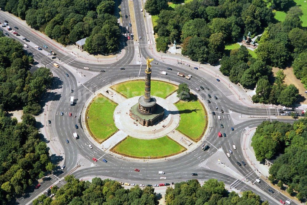 Berlin von oben - Siegessäule mit Blick auf den Kreisverkehr an der Straße des 17. Juni in Berlin