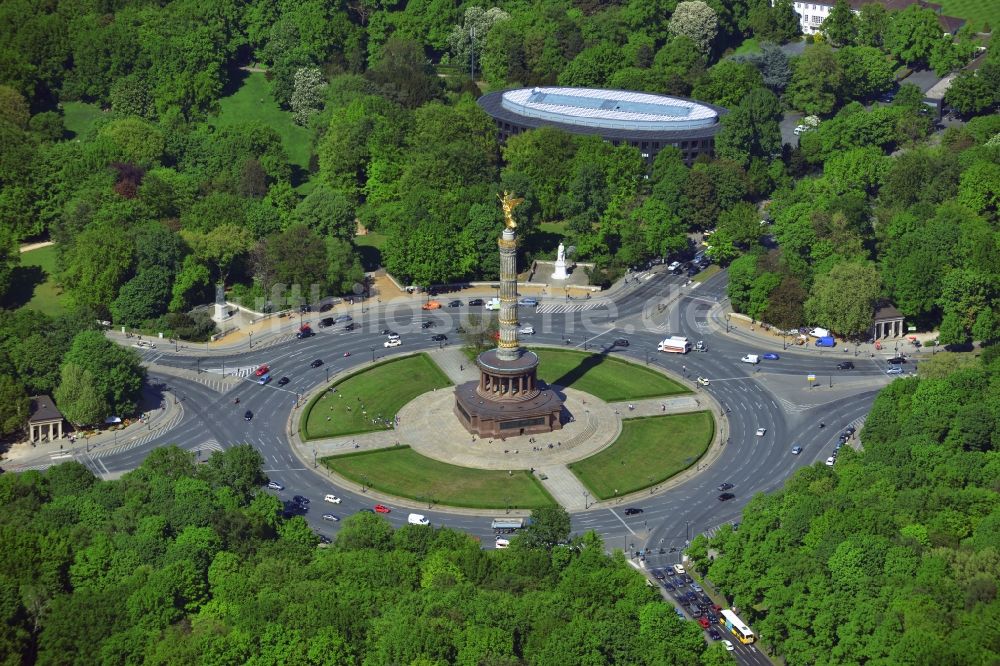 Luftaufnahme Berlin - Siegessäule mit Blick auf den Kreisverkehr an der Straße des 17. Juni in Berlin