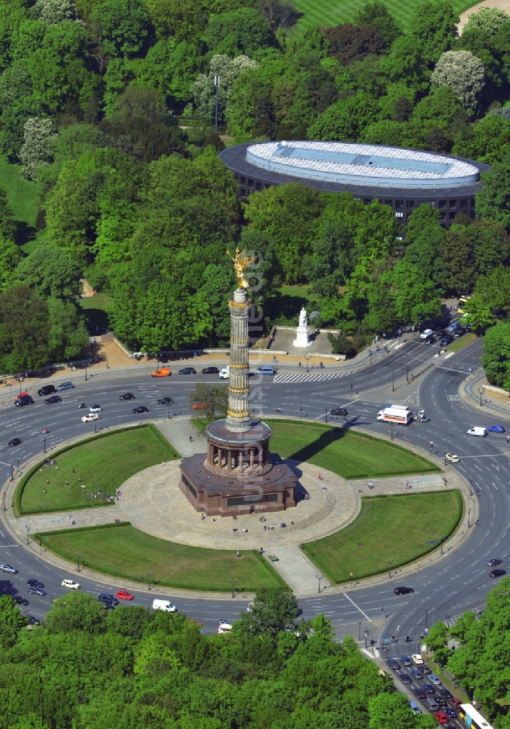 Berlin aus der Vogelperspektive: Siegessäule mit Blick auf den Kreisverkehr an der Straße des 17. Juni in Berlin