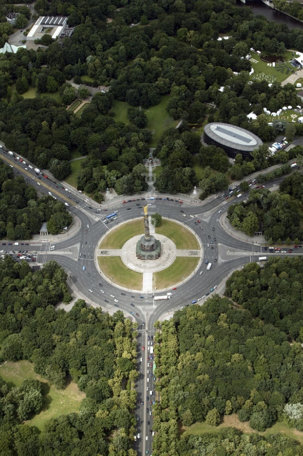 Luftaufnahme Berlin - Siegessäule mit Blick auf den Kreisverkehr an der Straße des 17. Juni in Berlin