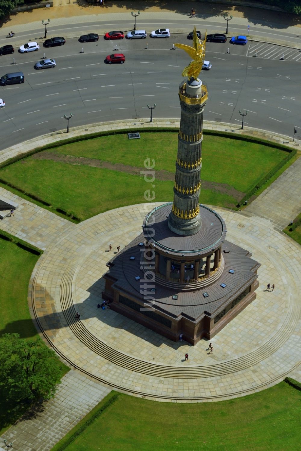 Luftbild Berlin - Siegessäule mit Blick auf den Kreisverkehr an der Straße des 17. Juni in Berlin