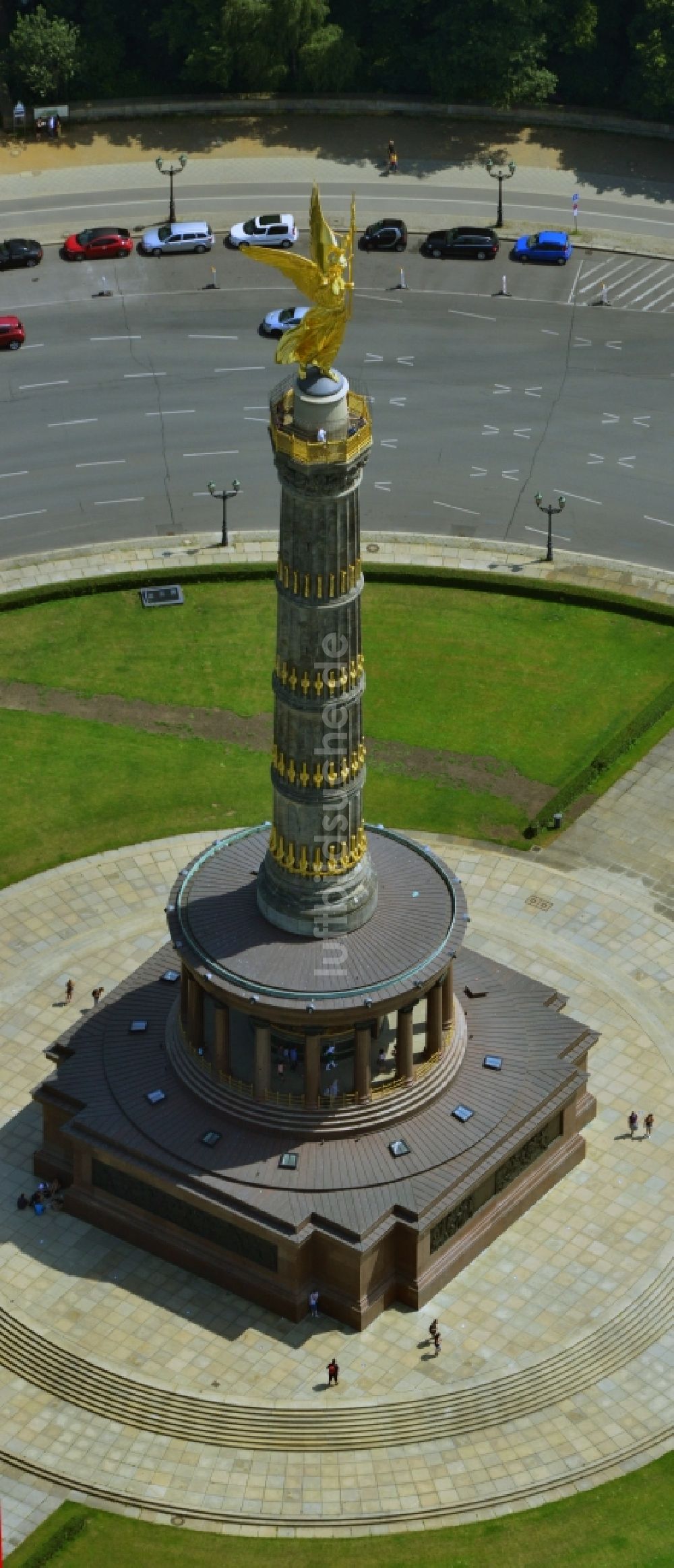 Luftaufnahme Berlin - Siegessäule mit Blick auf den Kreisverkehr an der Straße des 17. Juni in Berlin