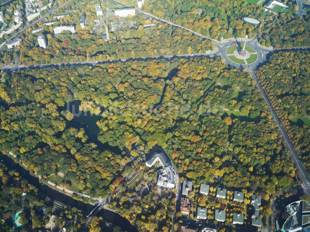 Berlin von oben - Siegessäule mit Blick auf den Kreisverkehr an der Straße des 17. Juni am Tiergarten in Berlin