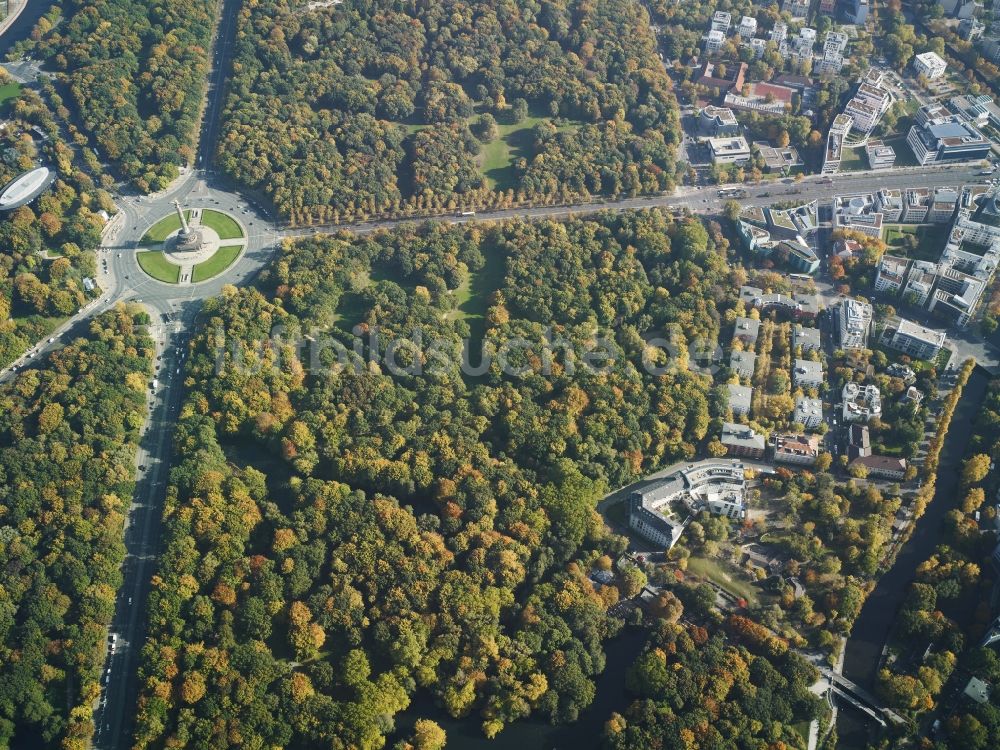 Berlin aus der Vogelperspektive: Siegessäule mit Blick auf den Kreisverkehr an der Straße des 17. Juni am Tiergarten in Berlin