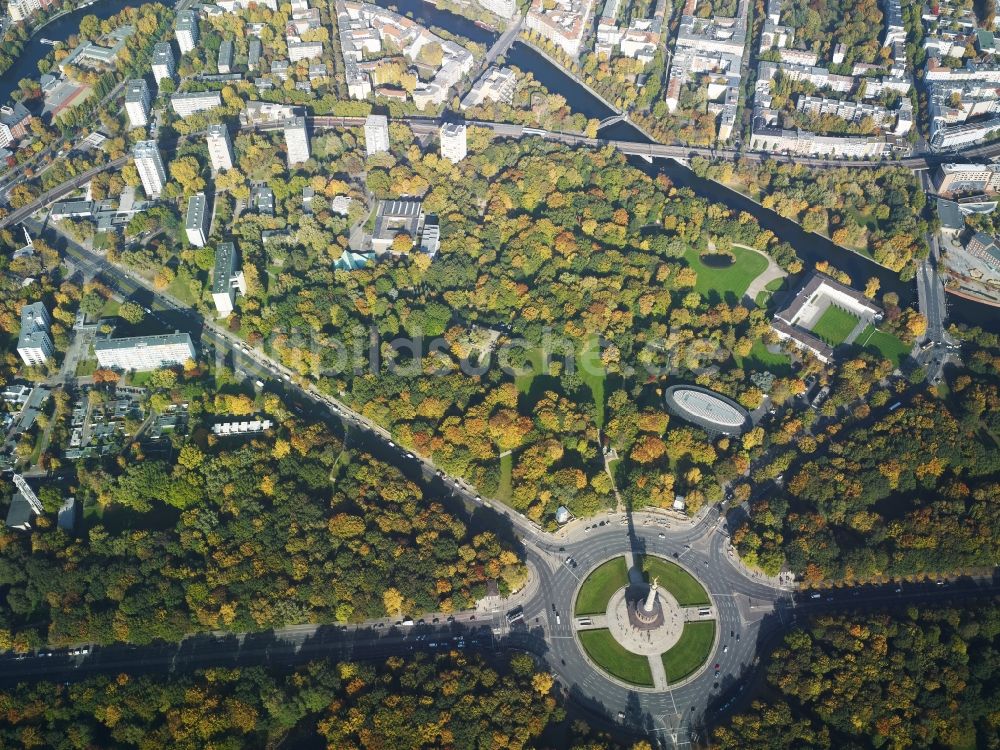 Luftbild Berlin - Siegessäule mit Blick auf den Kreisverkehr an der Straße des 17. Juni am Tiergarten in Berlin