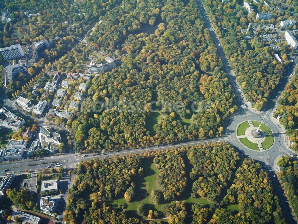 Berlin von oben - Siegessäule mit Blick auf den Kreisverkehr an der Straße des 17. Juni am Tiergarten in Berlin