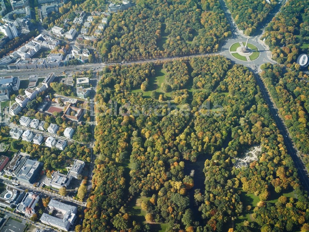 Berlin aus der Vogelperspektive: Siegessäule mit Blick auf den Kreisverkehr an der Straße des 17. Juni am Tiergarten in Berlin