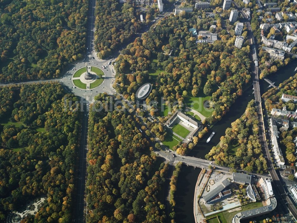 Luftbild Berlin - Siegessäule mit Blick auf den Kreisverkehr an der Straße des 17. Juni am Tiergarten in Berlin