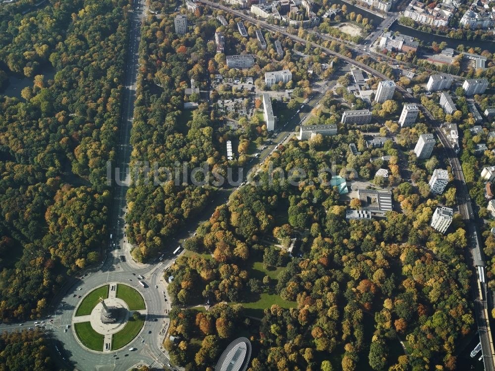 Luftaufnahme Berlin - Siegessäule mit Blick auf den Kreisverkehr an der Straße des 17. Juni am Tiergarten in Berlin