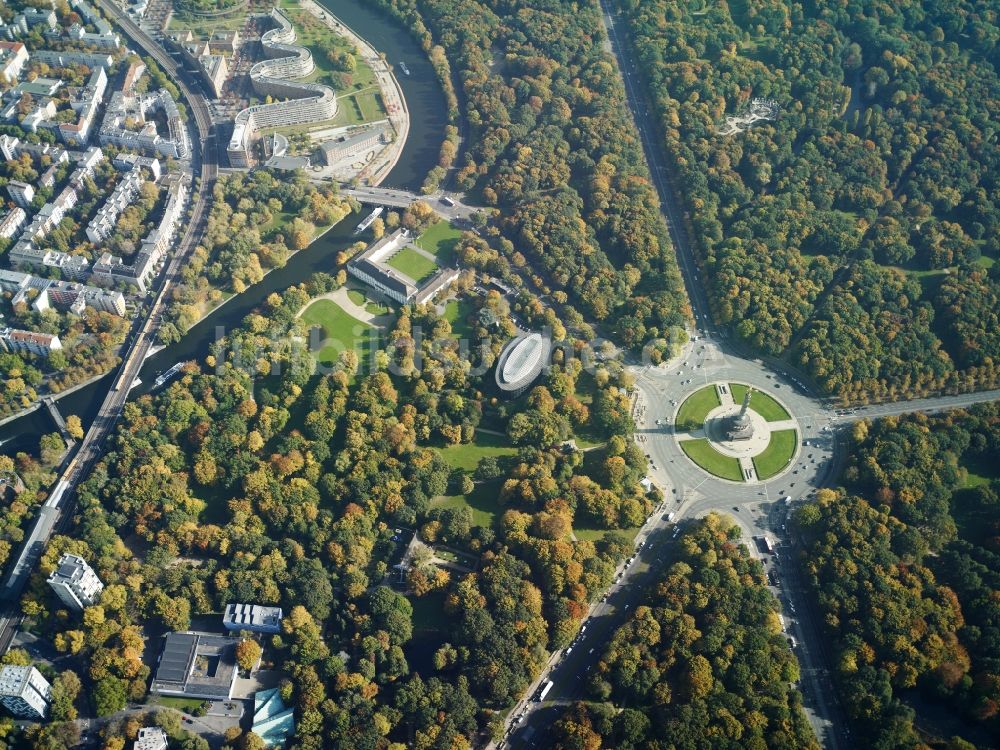 Berlin von oben - Siegessäule mit Blick auf den Kreisverkehr an der Straße des 17. Juni am Tiergarten in Berlin