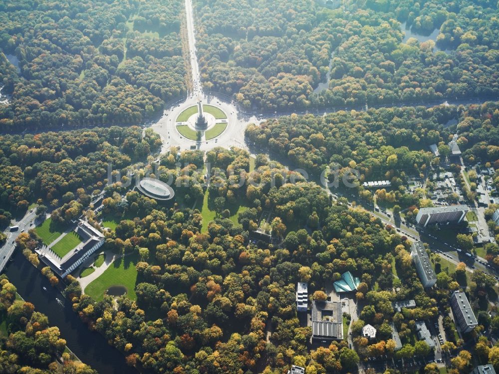 Luftbild Berlin - Siegessäule mit Blick auf den Kreisverkehr an der Straße des 17. Juni am Tiergarten in Berlin