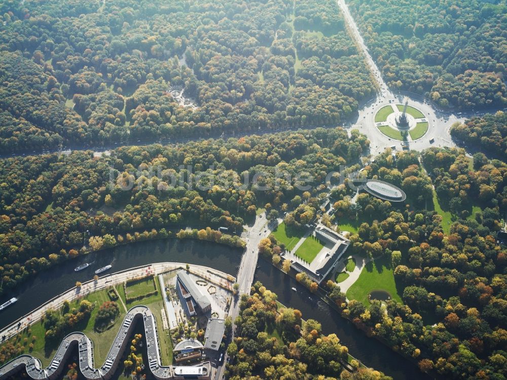 Luftaufnahme Berlin - Siegessäule mit Blick auf den Kreisverkehr an der Straße des 17. Juni am Tiergarten in Berlin