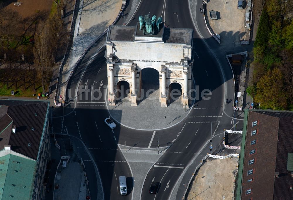 München von oben - Siegestor mit Quadriga an der Ludwigstraße und Leopoldstraße in München im Bundesland Bayern, Deutschland