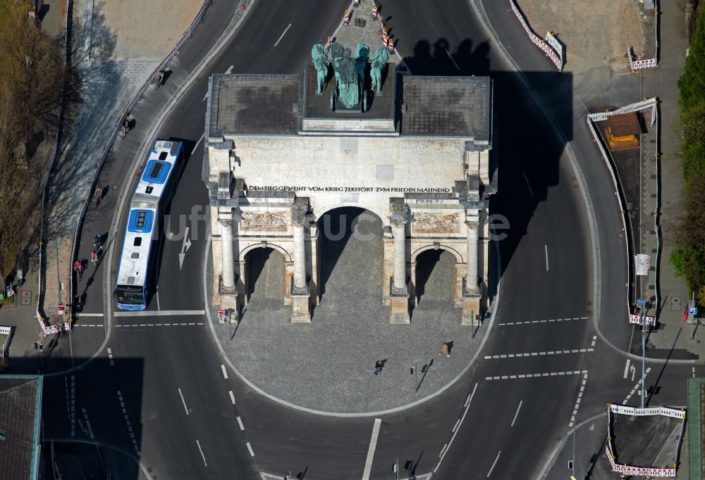 Luftbild München - Siegestor mit Quadriga an der Ludwigstraße und Leopoldstraße in München im Bundesland Bayern, Deutschland