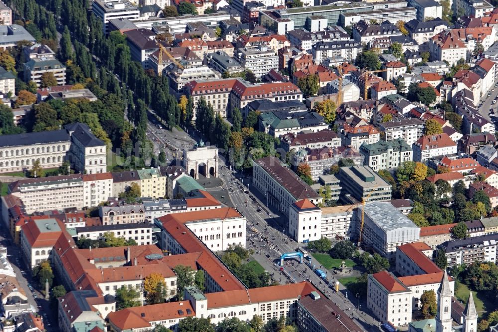 München aus der Vogelperspektive: Siegestor und Universität mit autofreier Ludwigstraße und Leopoldstraße beim Stadtmarathon in München im Bundesland Bayern