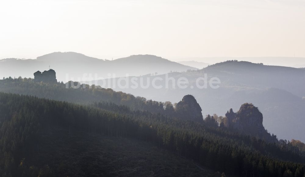 Brilon von oben - Silhouette der Felsformation Bruchhauser Steine bei Bruchhausen bei Brilon im Bundesland Nordrhein-Westfalen