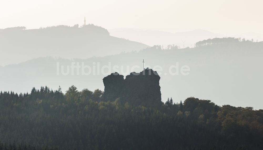 Luftaufnahme Brilon - Silhouette der Felsformation Bruchhauser Steine bei Bruchhausen bei Brilon im Bundesland Nordrhein-Westfalen