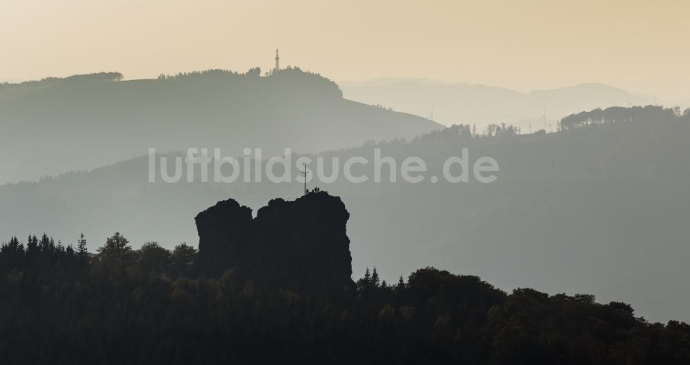Brilon von oben - Silhouette der Felsformation Bruchhauser Steine bei Bruchhausen bei Brilon im Bundesland Nordrhein-Westfalen